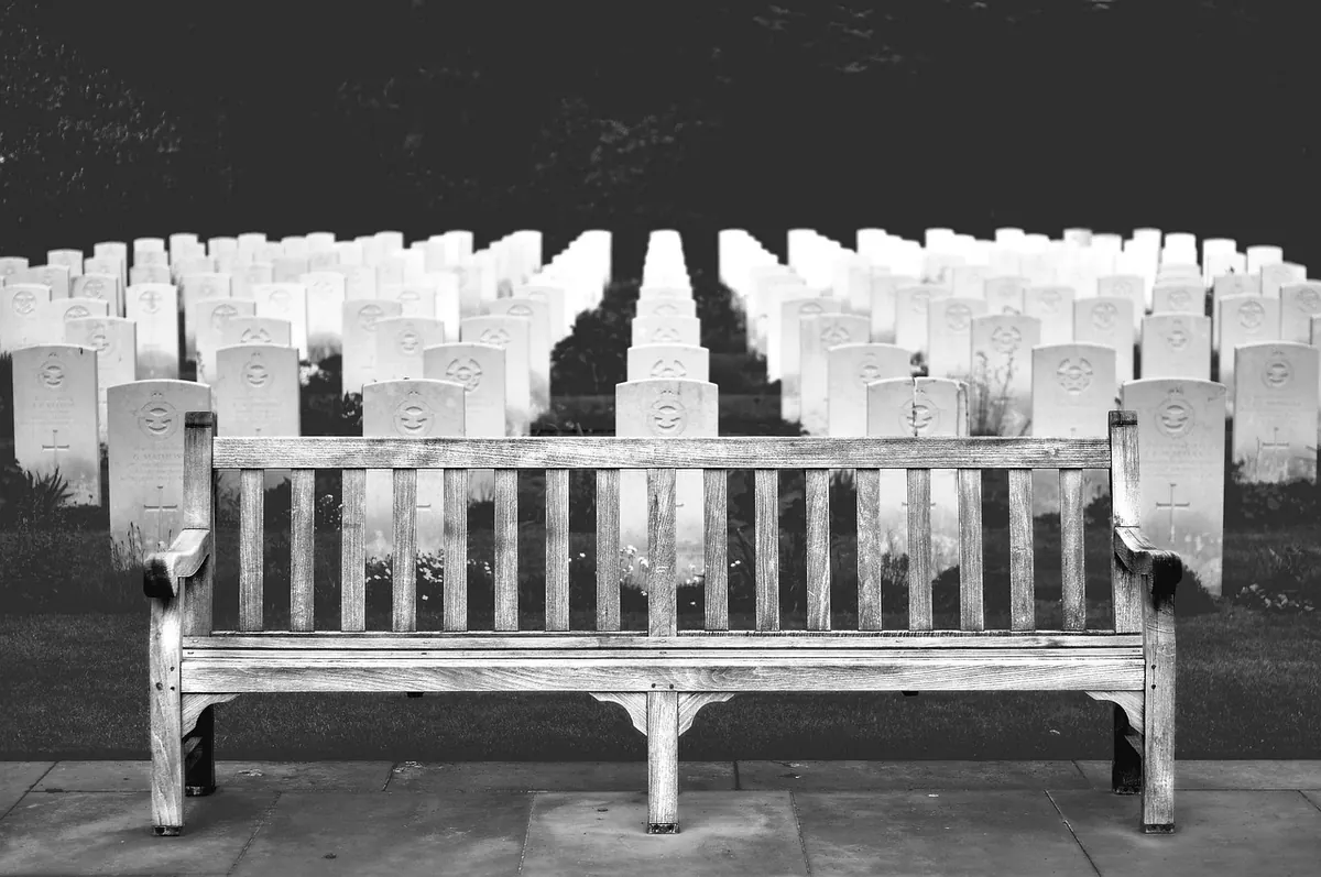 Commissioning a Memorial or Commemorative Oak Bench: A Step-by-Step Guide