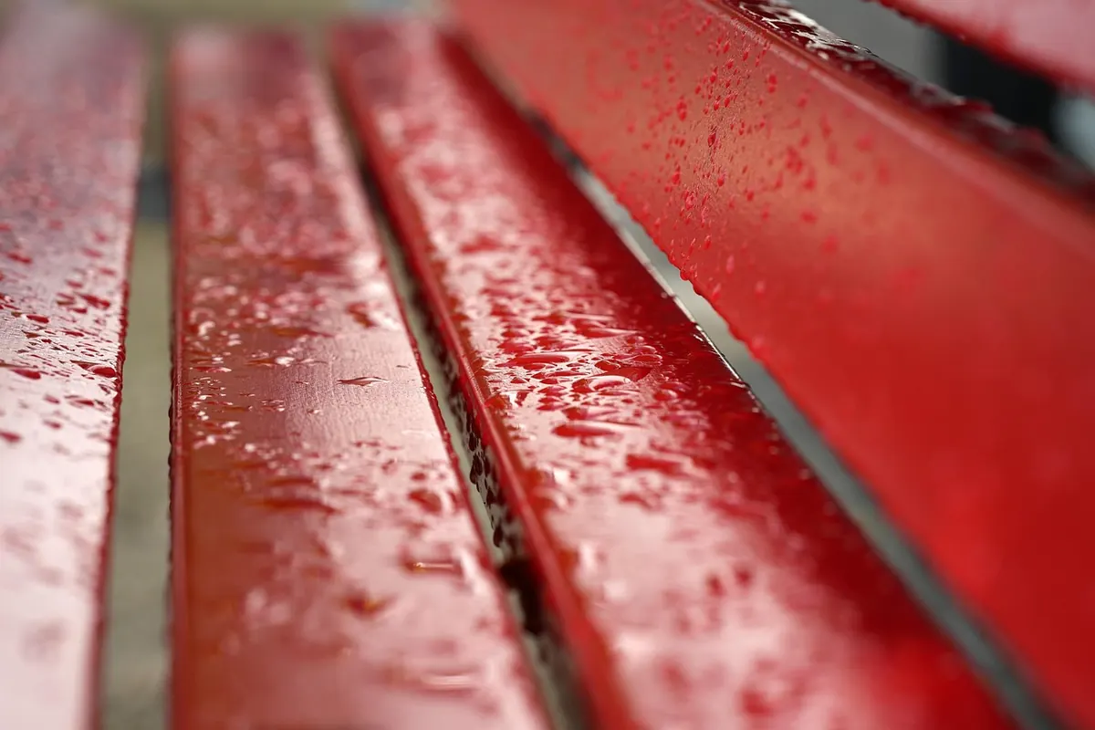 How to Protect an Outdoor Oak Bench from Rain, Frost and Sun