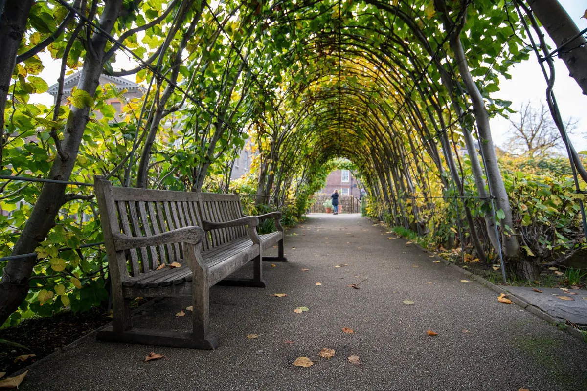 Oak Garden Bench Care: A Seasonal Checklist for British Weather
